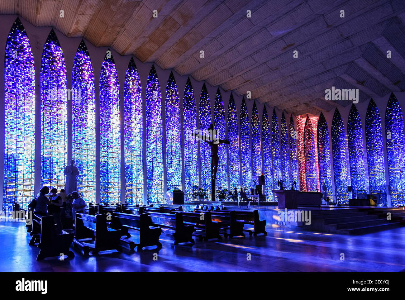 Interno del Santuario di Dom Bosco riempito con blu e rosa di windows. Foto Stock