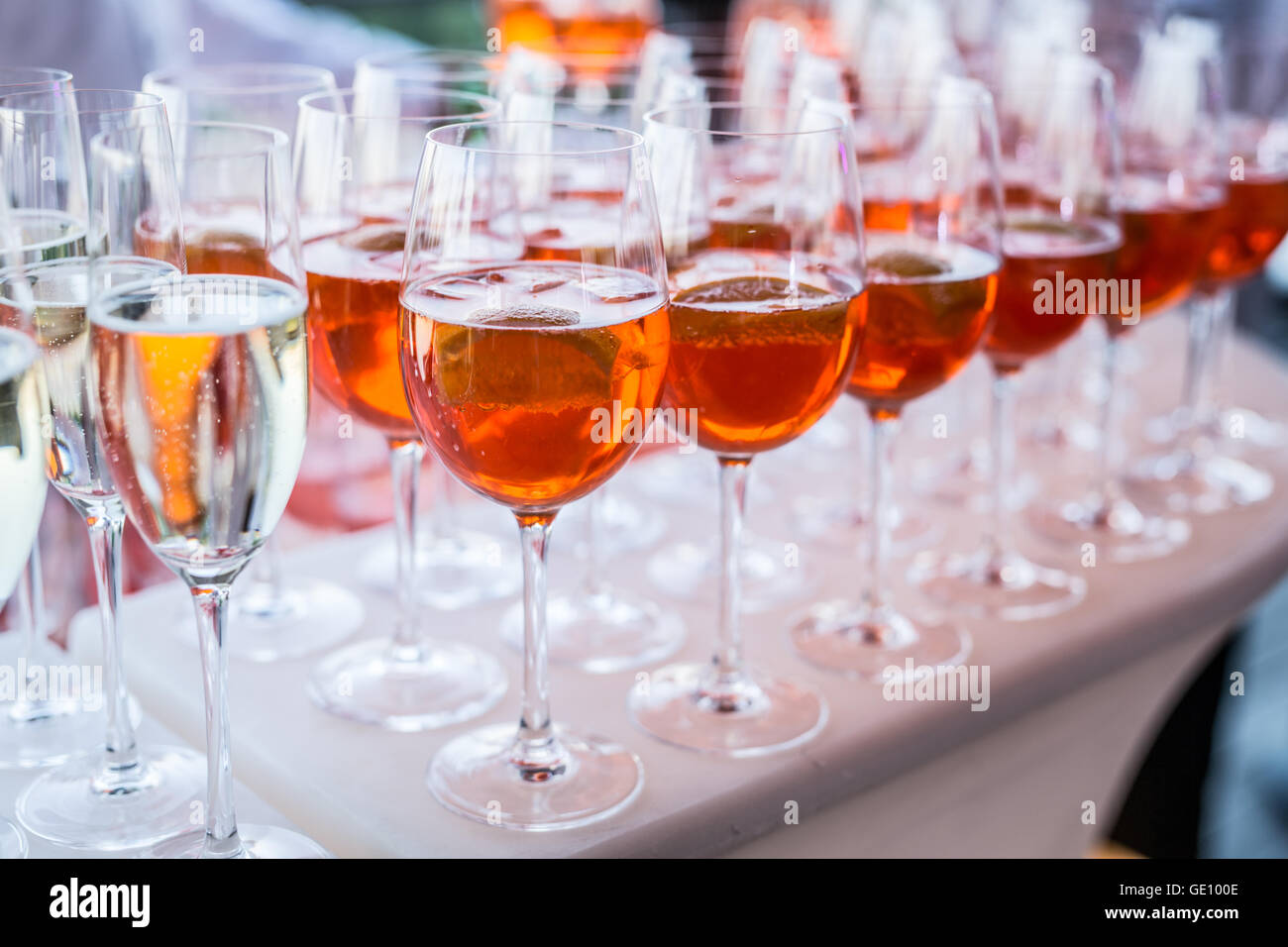 Bicchieri di vino. Servizio banchetti. Foto Stock
