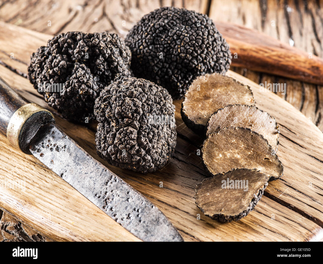 Tartufo nero sul vecchio tavolo in legno. Foto Stock