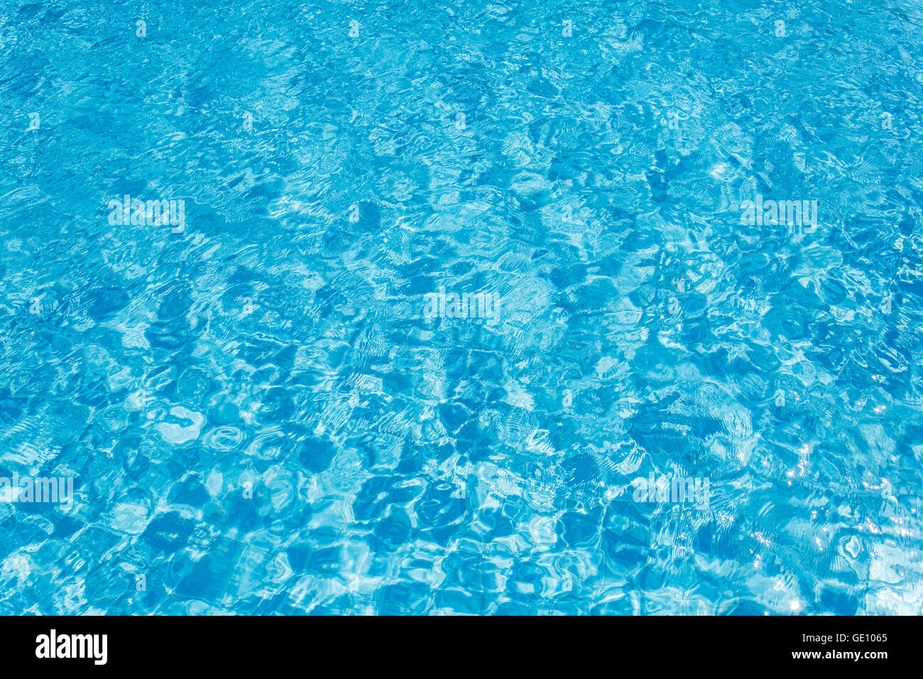 Increspature su l'acqua della piscina. Foto Stock