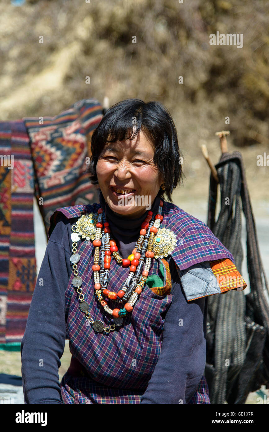 Donne, persone e donna a Pele La, il confine tra centrale e occidentale Bhutan, Model-Released Foto Stock
