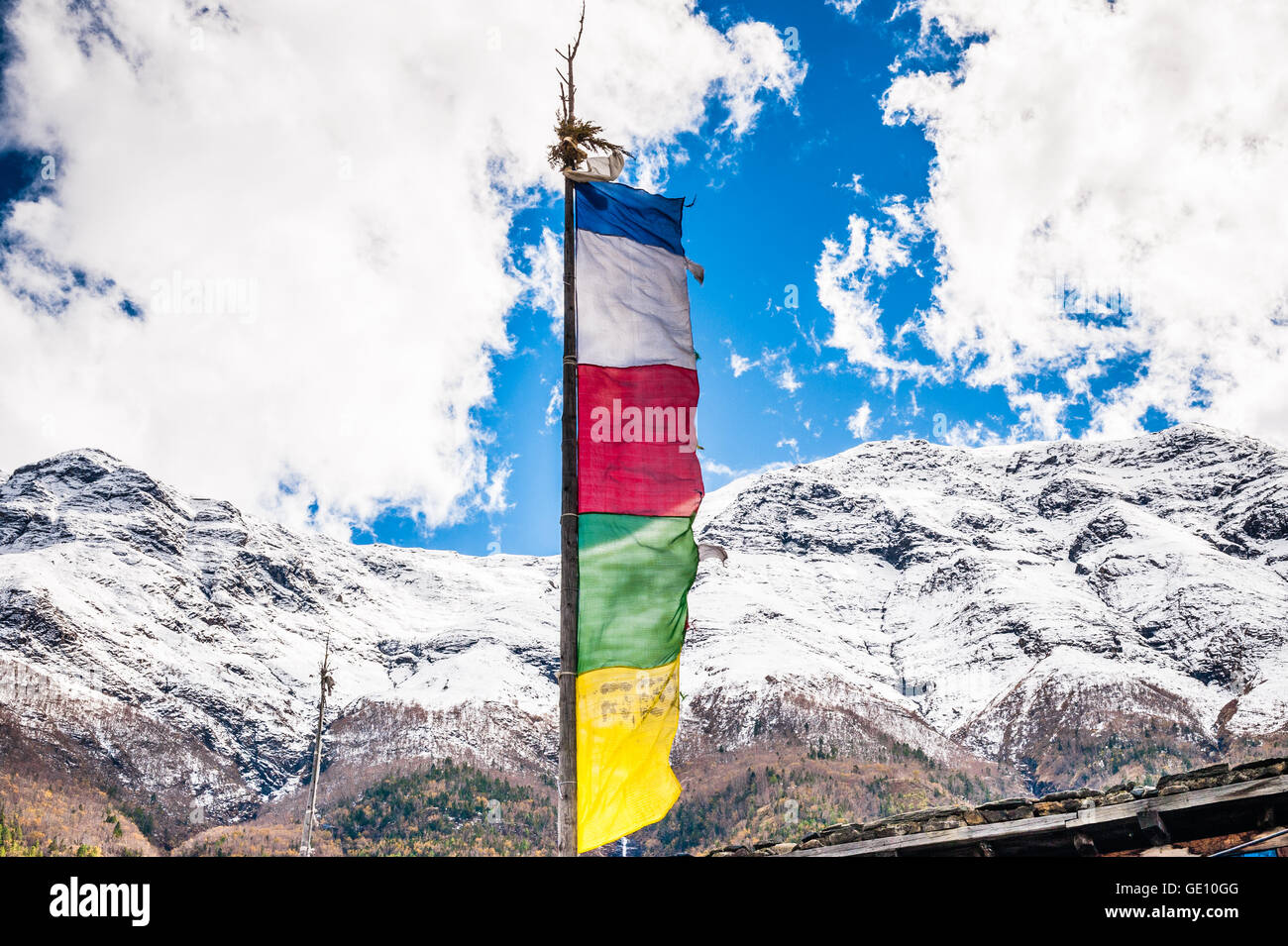 Buddista battenti bandiera nella regione di Annapurna dell'Himalaya in Nepal Foto Stock
