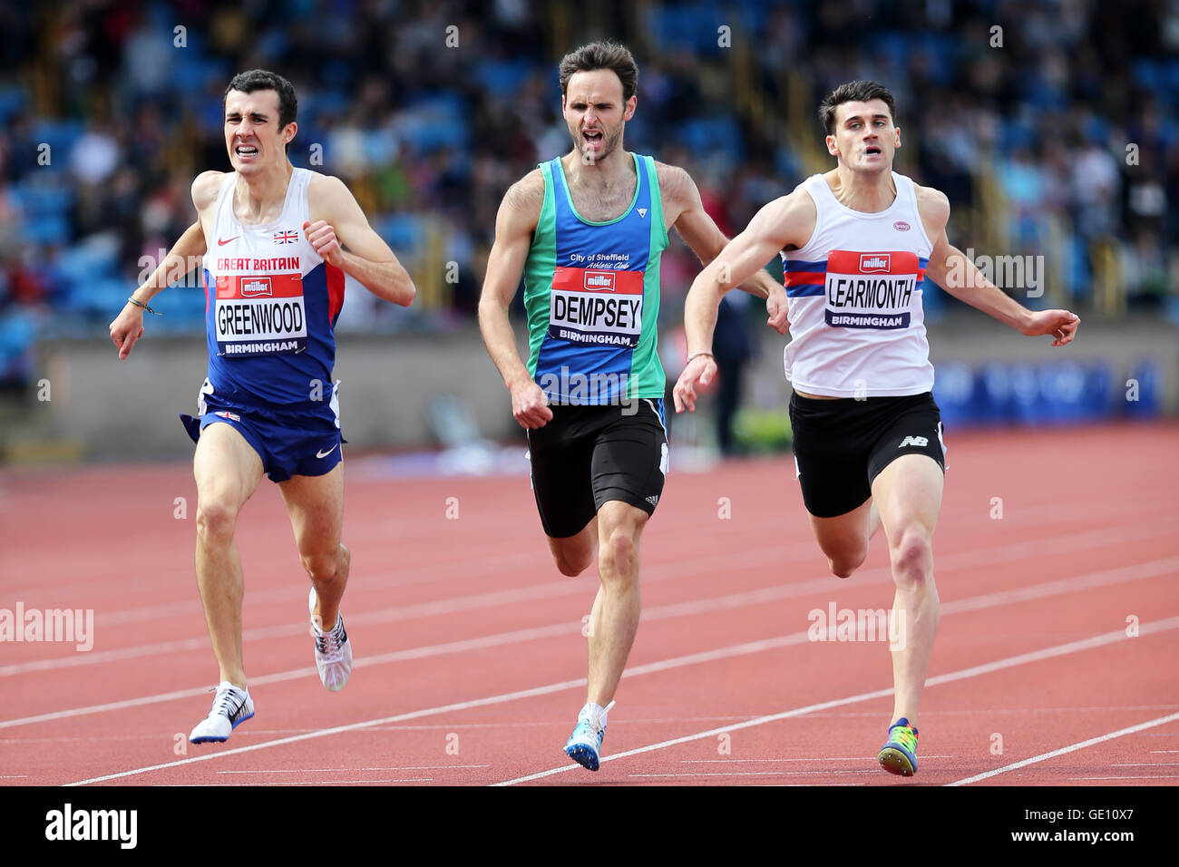 Ben GREENWOOD,David Dempsey e Guy LEARMONTH attraversando il traguardo negli uomini 800m 4 di calore; 2016 del Campionato Britannico; Birmingham Alexander Stadium Regno Unito. Foto Stock