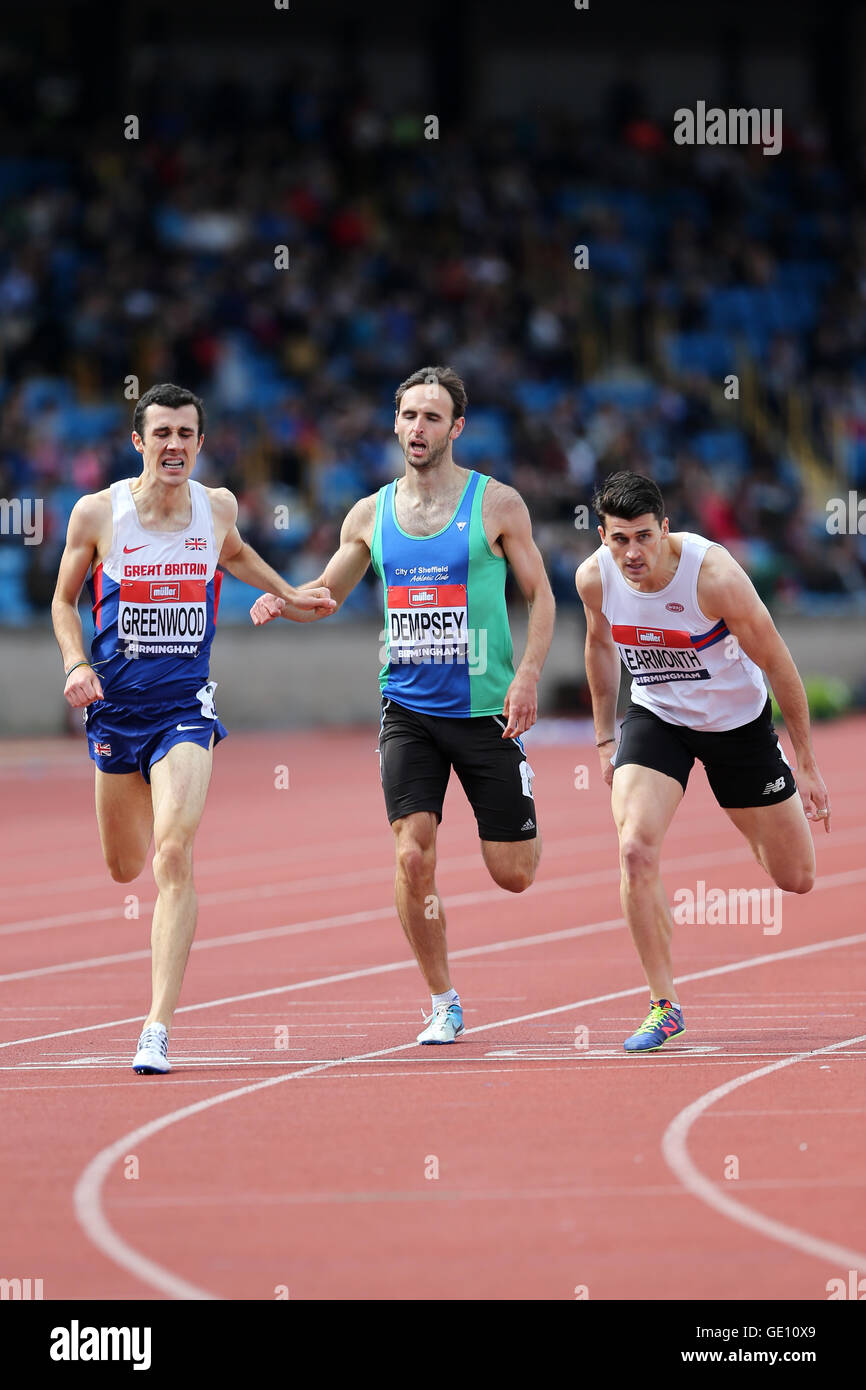 Ben GREENWOOD,David Dempsey e Guy LEARMONTH attraversando il traguardo negli uomini 800m 4 di calore; 2016 del Campionato Britannico; Birmingham Alexander Stadium Regno Unito. Foto Stock