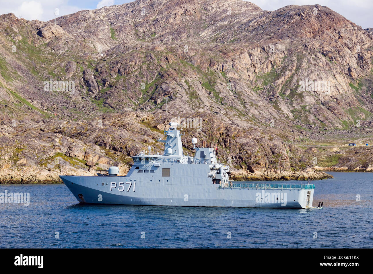 HDMS Ejnar Mikkelsen Royal Danish Navy nave pattuglia di pattugliamento in stretto di Davis sulla costa ovest. Sisimiut, Qeqqata, Groenlandia Foto Stock
