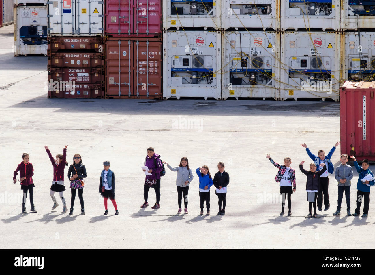 Locali Inuit groenlandese scuola bambini onda per una visita a nave da crociera della banchina. Sisimiut, Qeqqata, Groenlandia occidentale Foto Stock