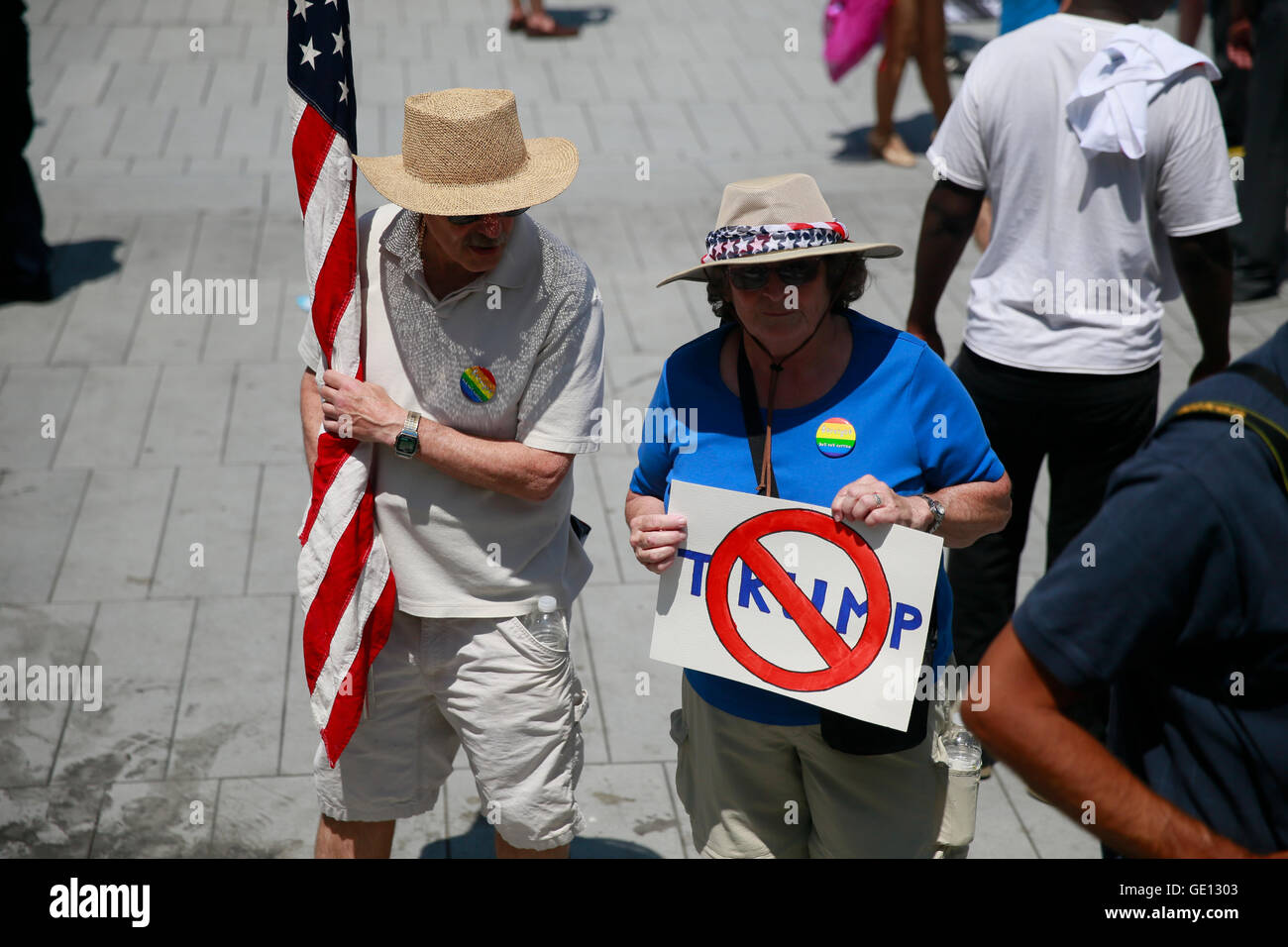 07202016 - Cleveland, Ohio, USA: Anti Trump manifestanti si riuniscono in piazza per il terzo giorno del 2016 Convention Nazionale Repubblicana in downtown Cleveland. (Jeremy Hogan) Foto Stock
