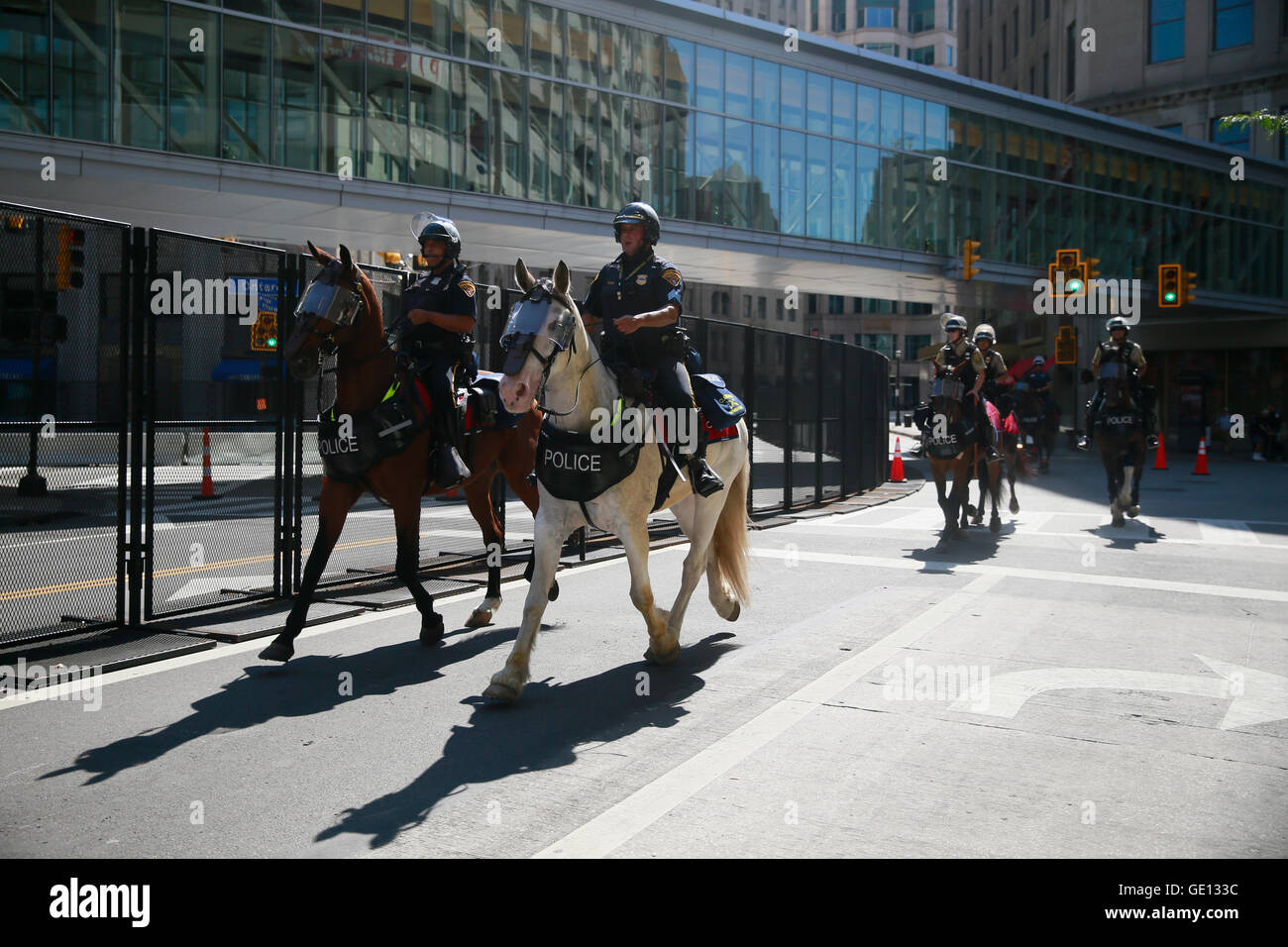 07202016 - Cleveland, Ohio, USA: La polizia scramble per raggiungere il sito di una bandiera che brucia sulla terza giornata del 2016 Convention Nazionale Repubblicana in downtown Cleveland. (Jeremy Hogan) Foto Stock