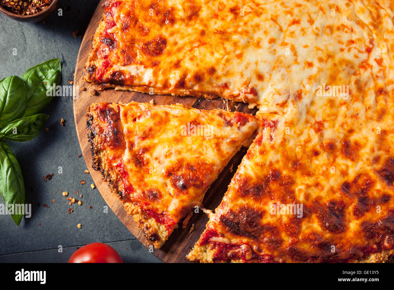 In casa sani la quinoa la crosta del formaggio Pizza con basilico Foto Stock