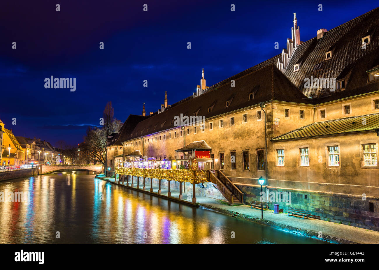 Vecchia casa doganale (Ancienne douane) con il fiume Ill in Strasb Foto Stock