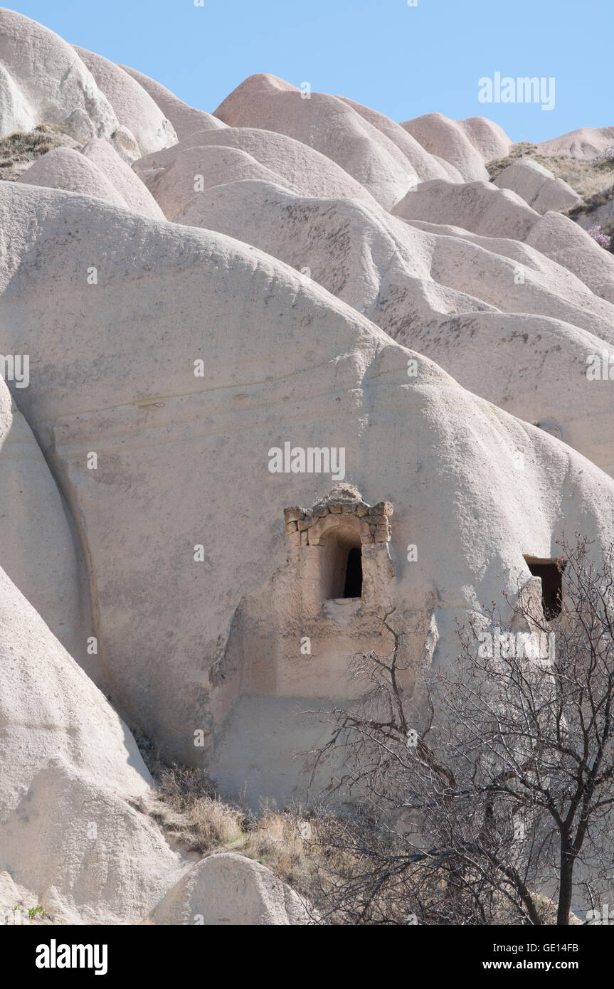 Grotta artificiale dimora fatta in collina nella regione della Cappadocia della Turchia Foto Stock