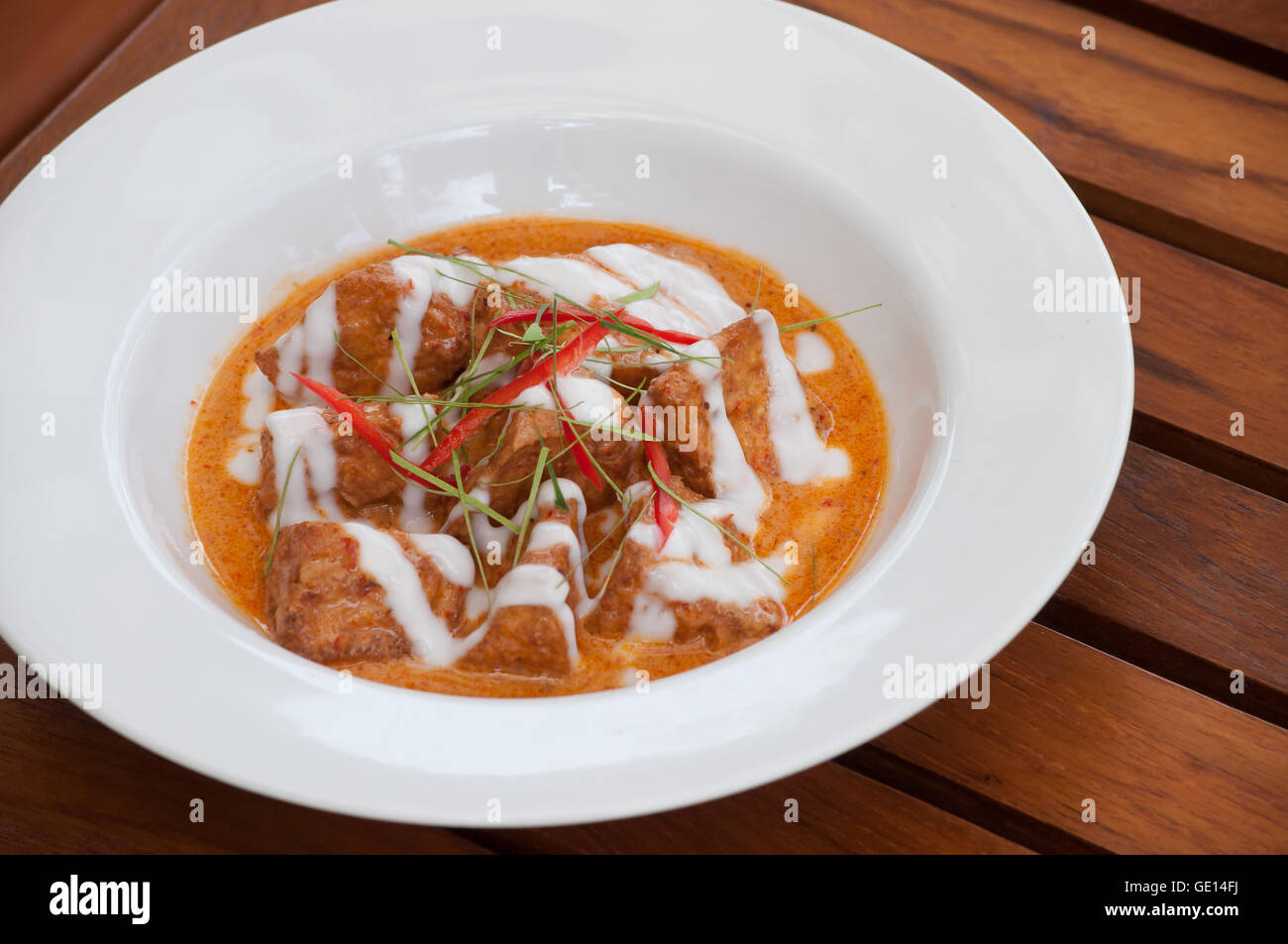 Piatto di fritte tofu giapponese con spessi curry rosso Foto Stock