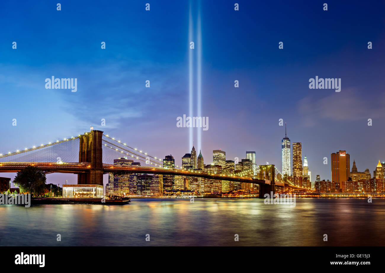 Omaggio alla luce, 11 settembre commemorazione, con il ponte di Brooklyn e la parte inferiore di Manhattan grattacieli di New York City Foto Stock
