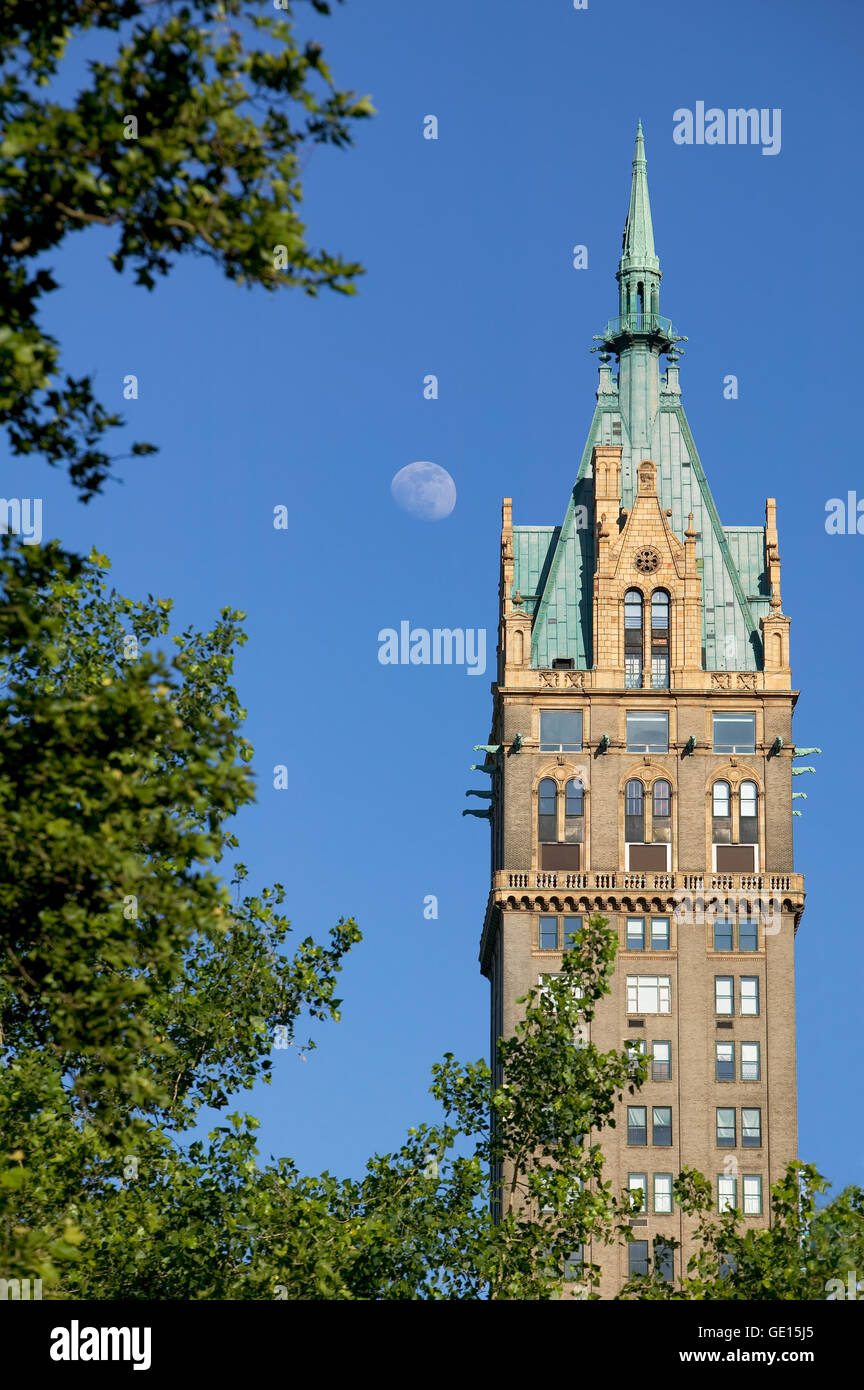 The Sherry Netherland con aumento della luna. La Quinta Avenue neogotica Landmark è situato sulla Upper East Side di New York City Foto Stock