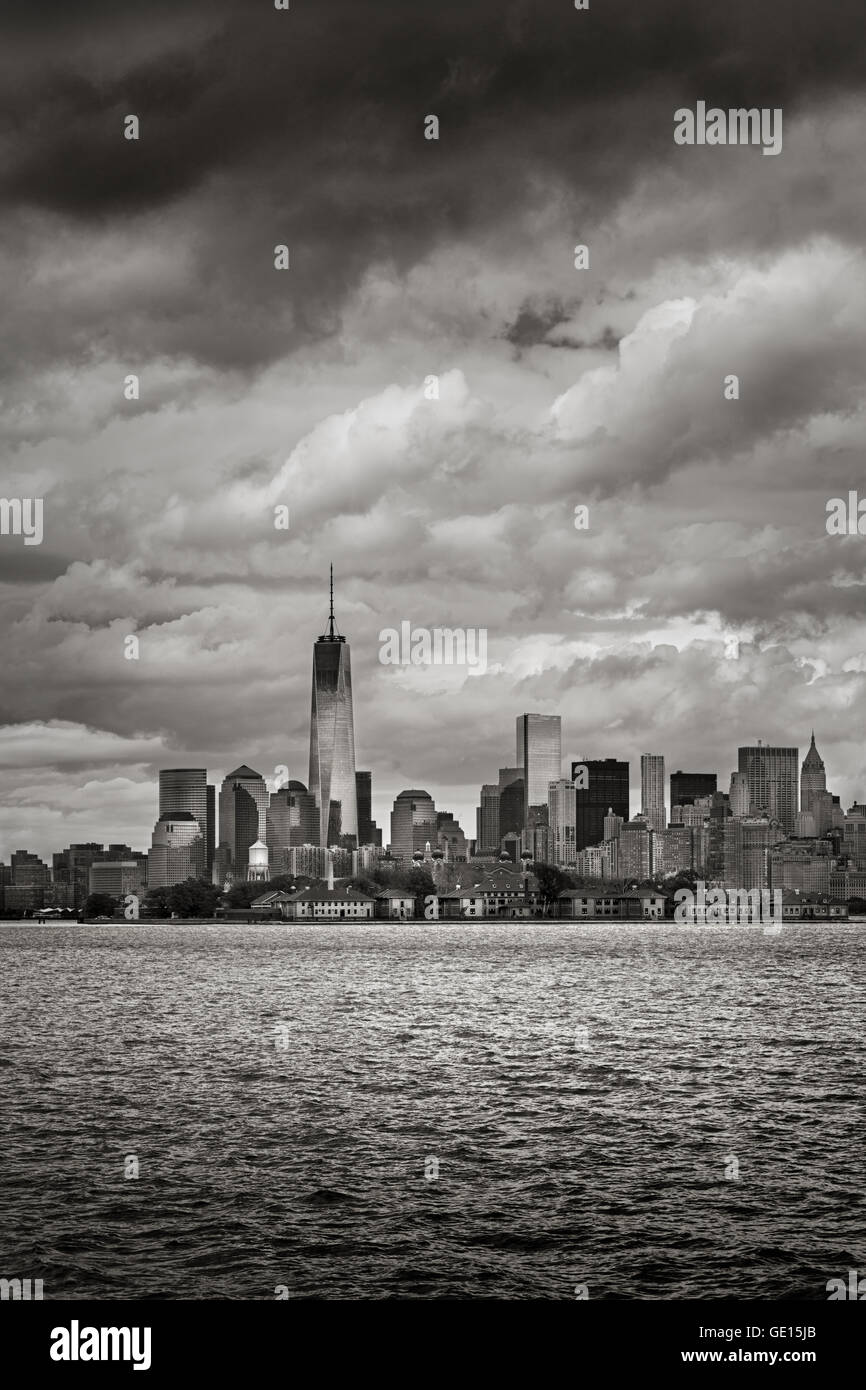 Tempesta di avvicinamento con la parte inferiore di Manhattan in bianco e nero con il quartiere finanziario di grattacieli e Ellis Island. La città di New York Foto Stock