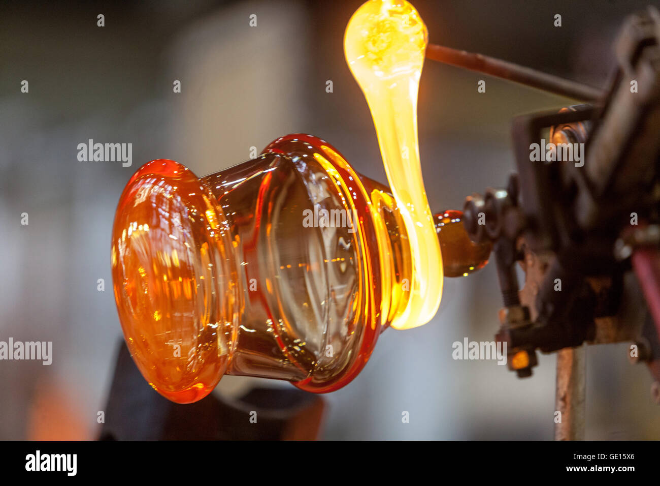 Produzione nella vetreria Moser, Karlovy Vary, Boemia Occidentale, Repubblica Ceca l'uomo fa vaso di cristallo, soffiando vetro Foto Stock