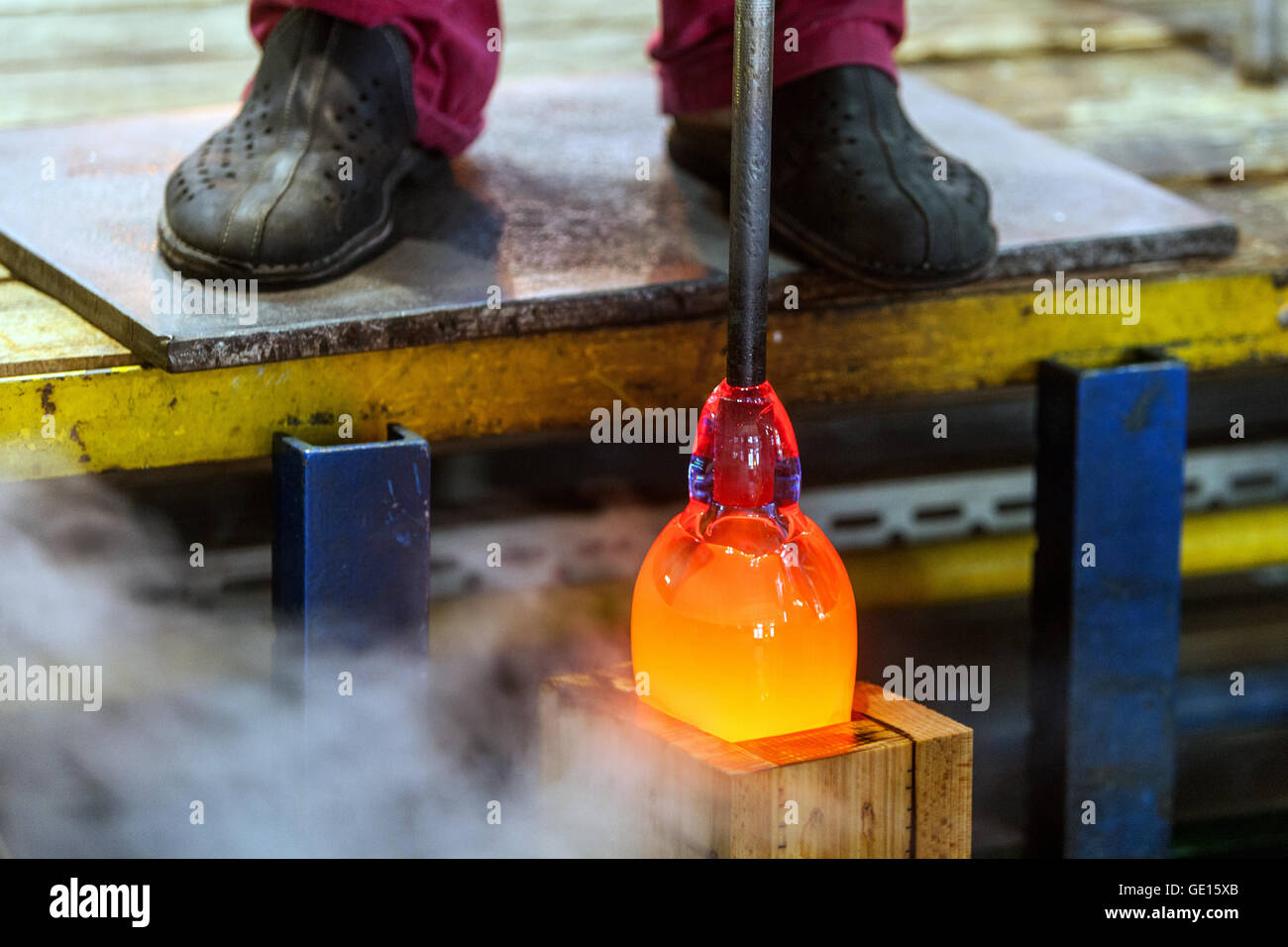 Produzione nella vetreria Moser, Karlovy Vary, Boemia Occidentale, Repubblica Ceca l'uomo fa vaso di cristallo, soffiando vetro Foto Stock