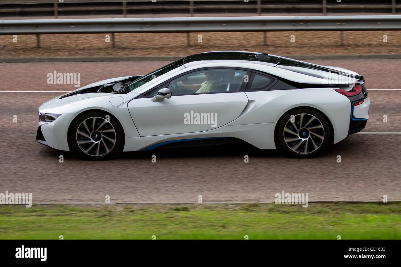 Un argento e nero BMW i8 plug-in hybrid auto sportiva che viaggia lungo il Kingsway a doppia carreggiata a Dundee, Regno Unito Foto Stock