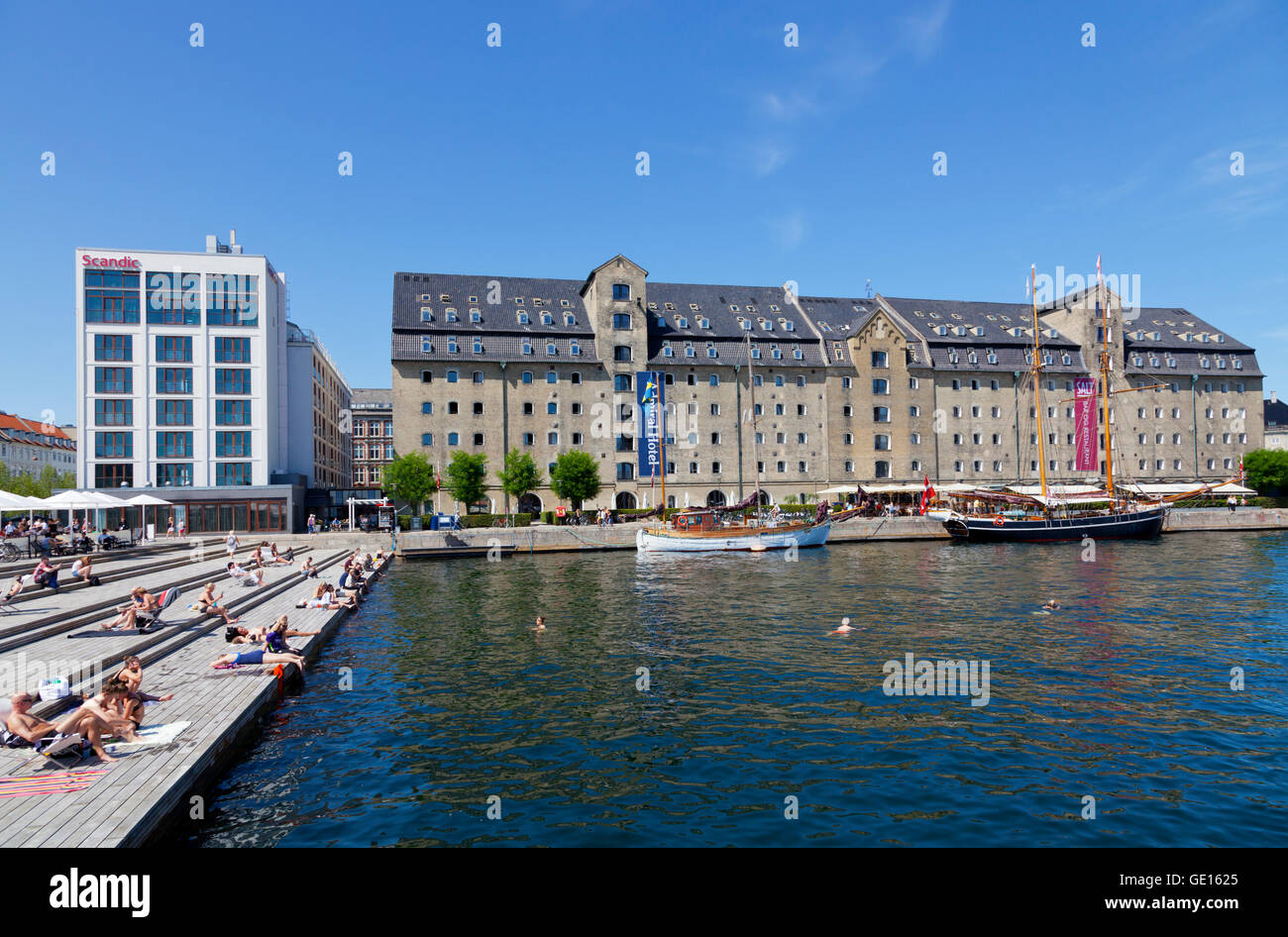 Admiral Hotel e lo Scandic Hotel, a sinistra in Copenhagen porto interno. A sinistra in primo piano il sun deck a Kvaesthus dello spazio urbano, urban beach. Danimarca Foto Stock