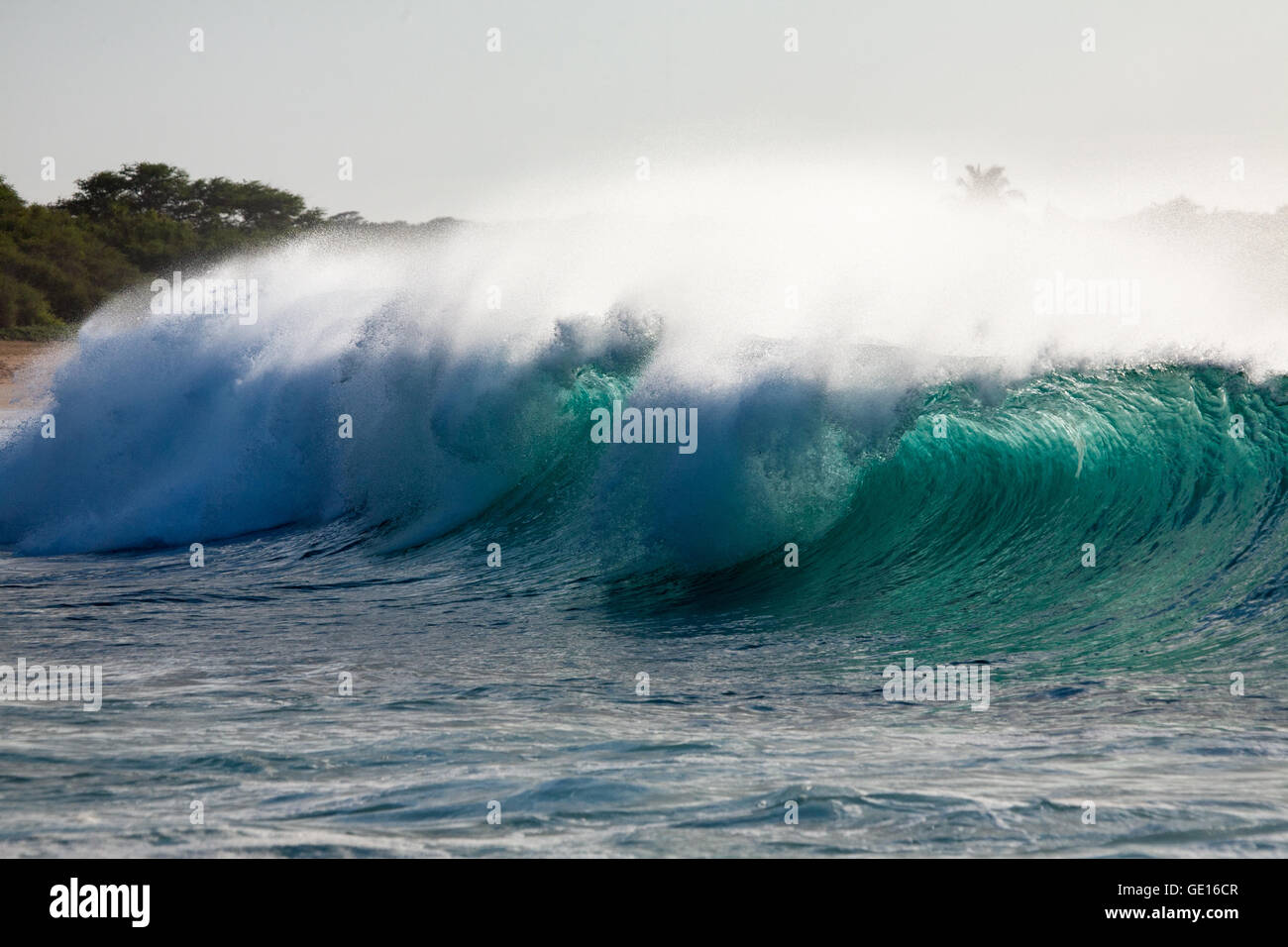 Oceano onde che si infrangono sulla spiaggia di Molokai Hawaii Foto Stock