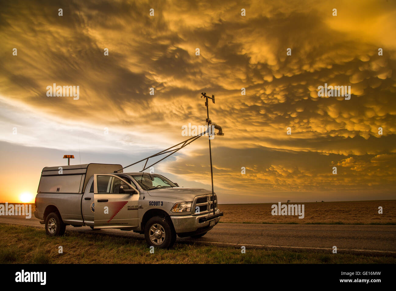 A Storm Chaser scienza ricerca carrello con parchi cwsr sotto le nuvole mammatus vicino a Dodge City, Kansas, 24 maggio 2016. Foto Stock