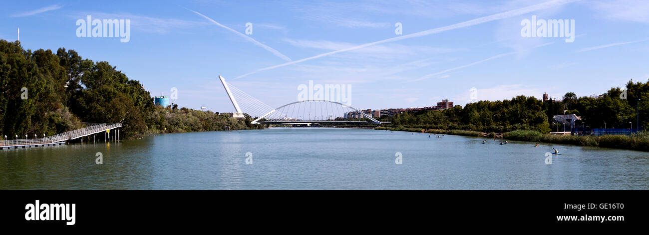 Vista del fiume Guadalquivir con il cavo spar-alloggiato del ponte Alamillo dietro il ponte Barqueta a Siviglia, Spagna Foto Stock