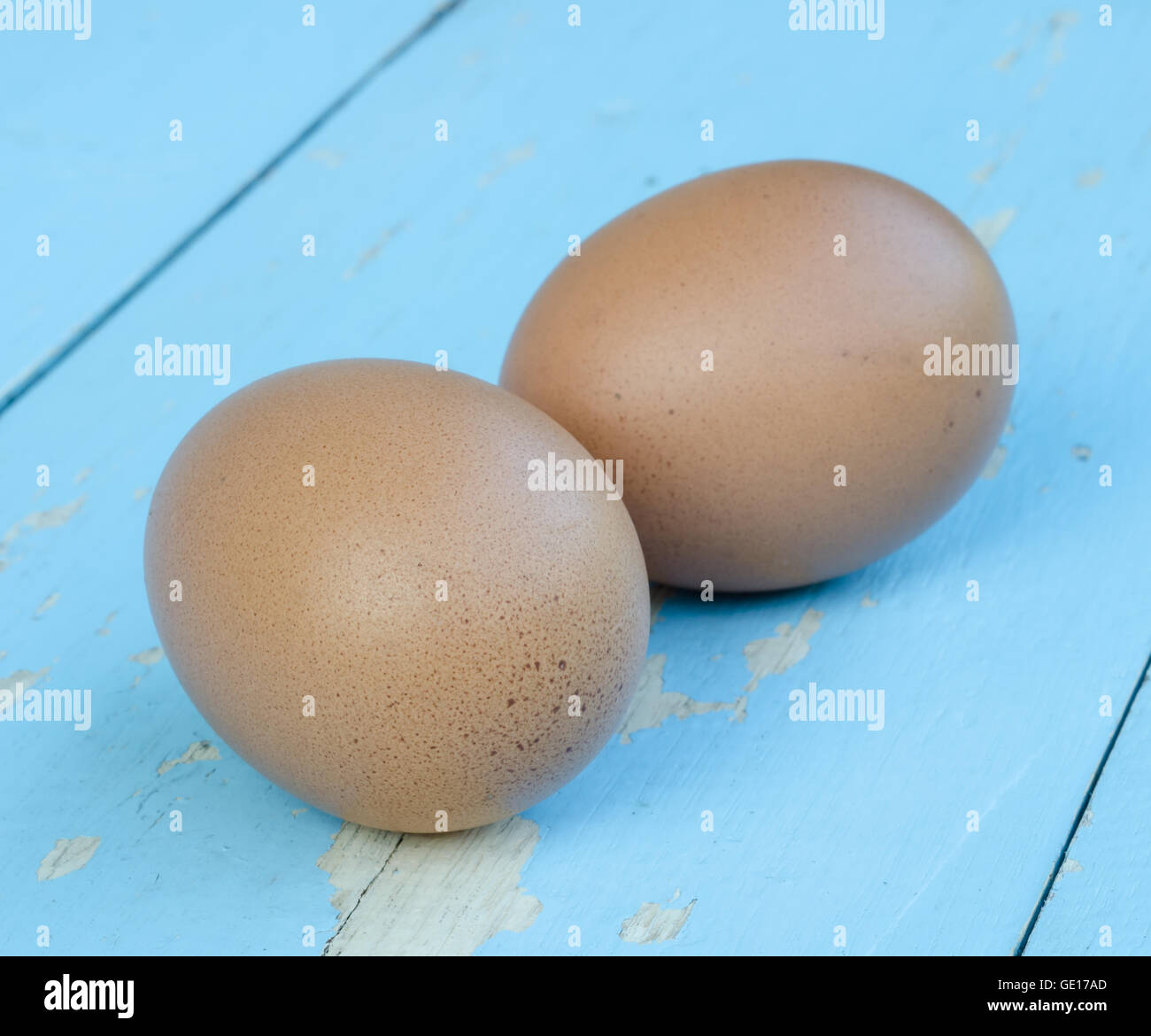 Uovo di pollo su sfondo blu nella tabella. Foto Stock