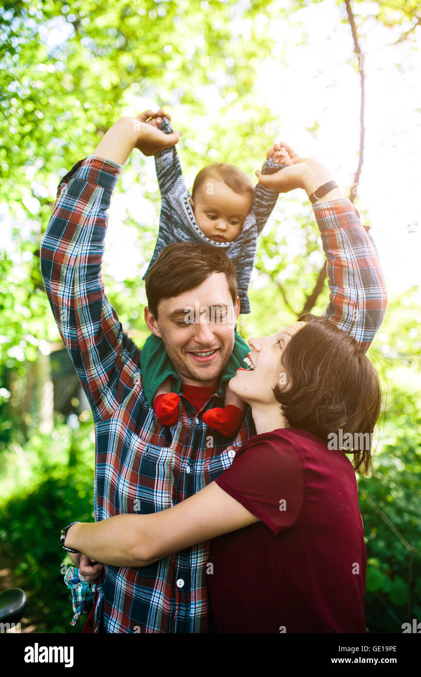 Famiglia giovane con un bambino sulla natura Foto Stock