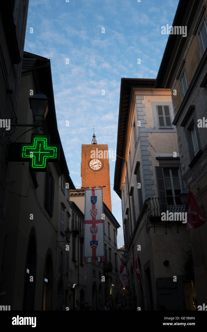 La torre dell orologio al tramonto a Orvieto, Italia. Foto Stock