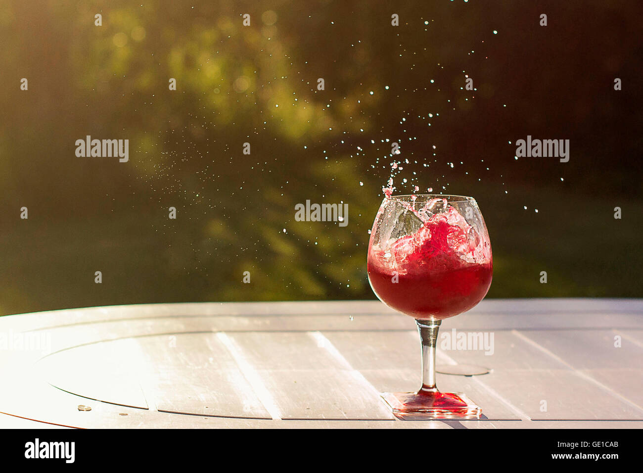 Vino rosso spruzzi in vetro del vino Foto Stock