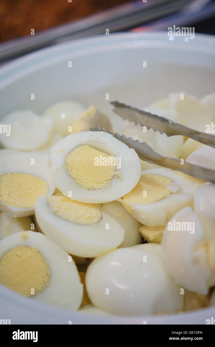 Close-up di uova sode in un piatto di portata Foto Stock