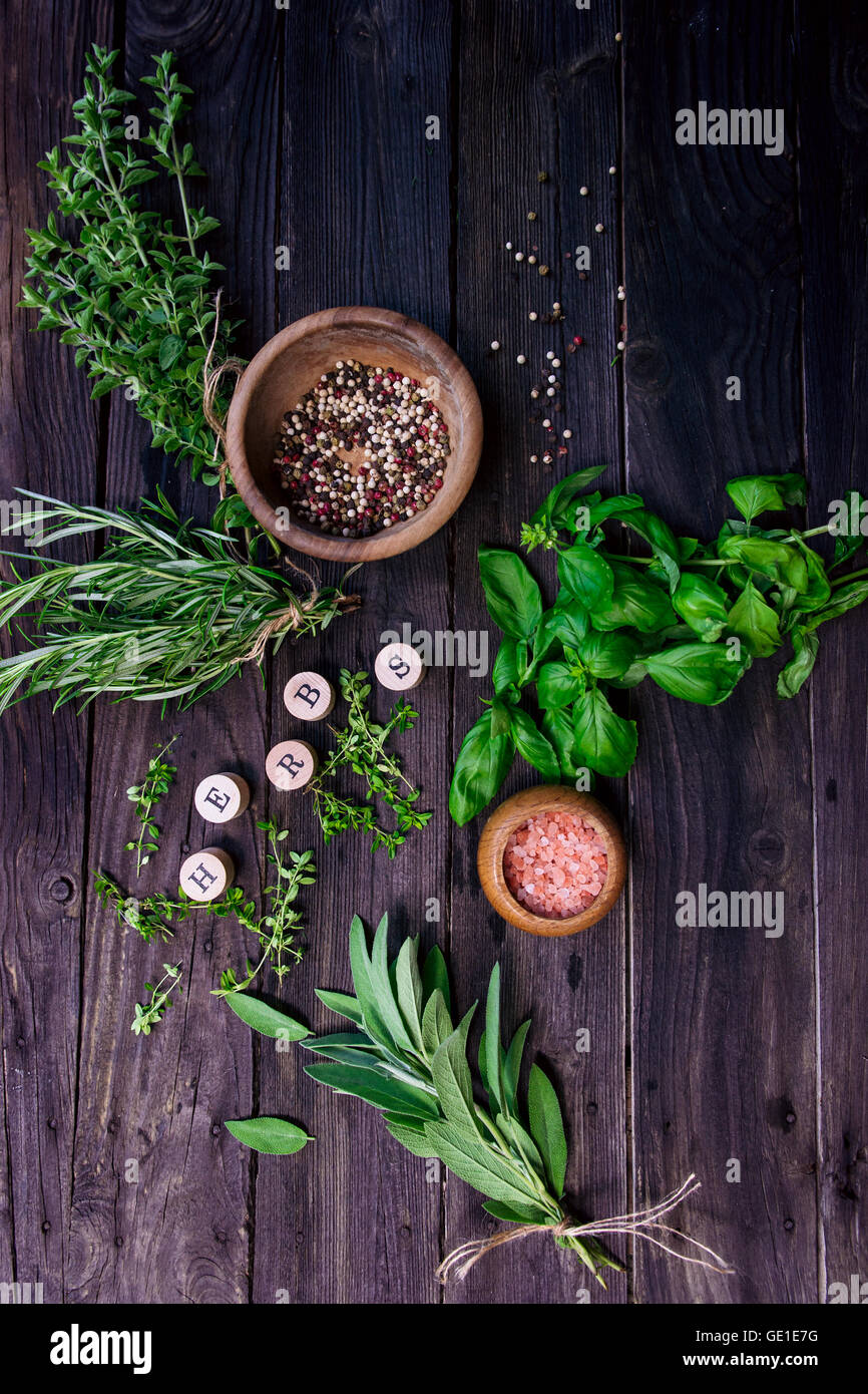 La disposizione delle erbe aromatiche fresche sulla tavola con le forbici Foto Stock