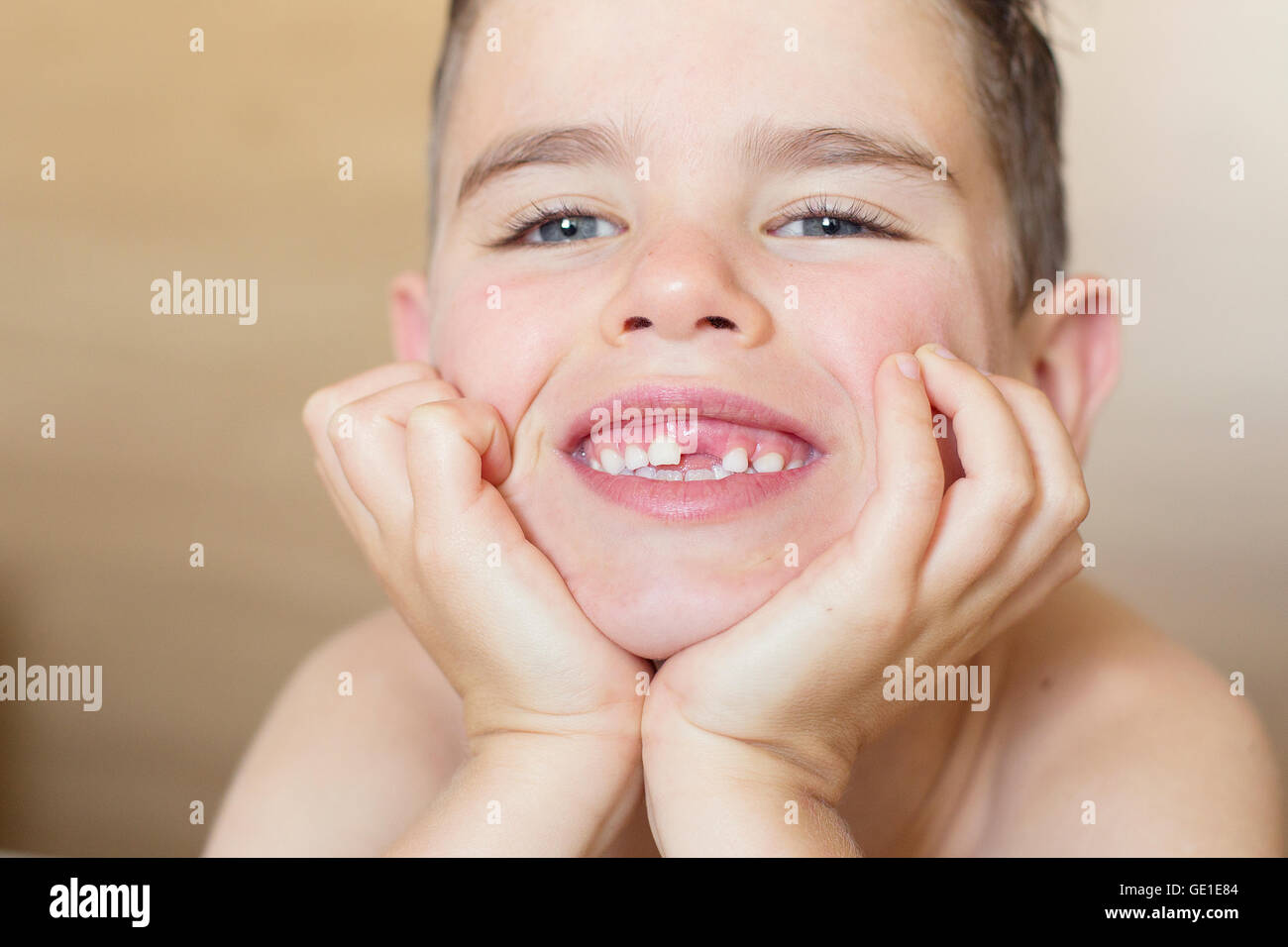 Ritratto di un gap ragazzo dentata sorridente Foto Stock