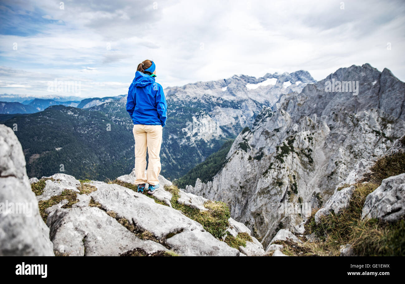 Donna in piedi sulla montagna guardando a vista, Salisburgo, Austria Foto Stock