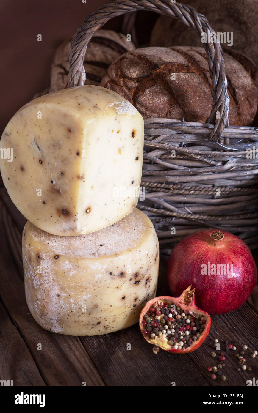 Pane, formaggio e melograno Foto Stock