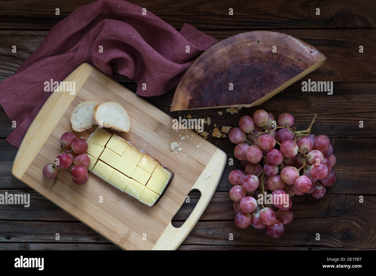 Formaggio, uva e pane Foto Stock