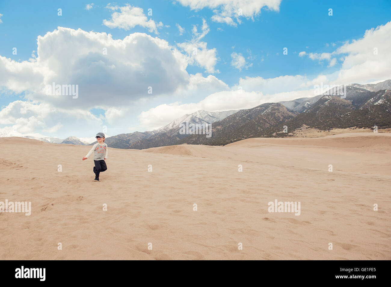 Boy Running, Great Sand Dunes National Park, Colorado, Stati Uniti Foto Stock