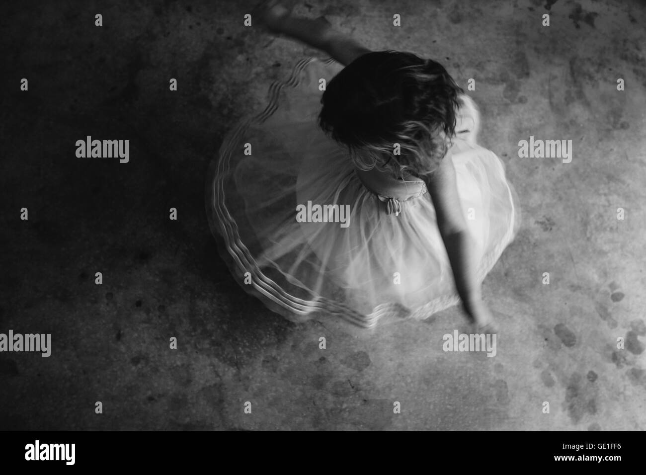 Ragazza in un abito di tutu la filatura intorno a ballare Foto Stock Ragazza in un abito di tutu la filatura intorno a ballare Foto Stock