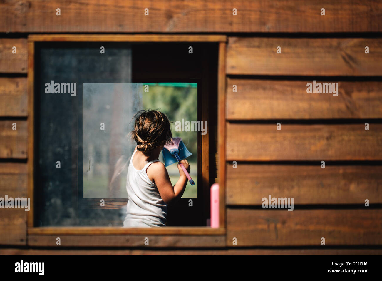 La ragazza la pulizia di Windows nel suo vano portaoggetti house Foto Stock La ragazza la pulizia di Windows nel suo vano portaoggetti house Foto Stock