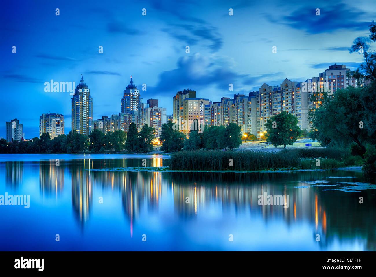 Kiev. In tarda serata sulla banca del fiume Dnieper a Obolonskaya Embankment. Capitale dell'Ucraina, Kiev. Foto Stock