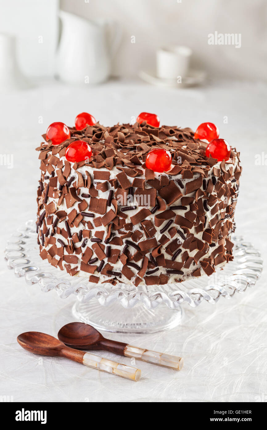 Torta della Foresta Nera con ciliegie. Foto Stock