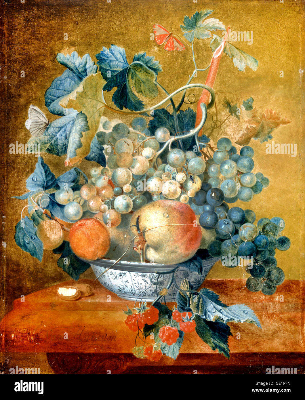 Jan van Huysum, una ciotola di Delft con frutta. Circa 1730. Olio su pannello. Dulwich Picture Gallery di Londra, Inghilterra. Foto Stock