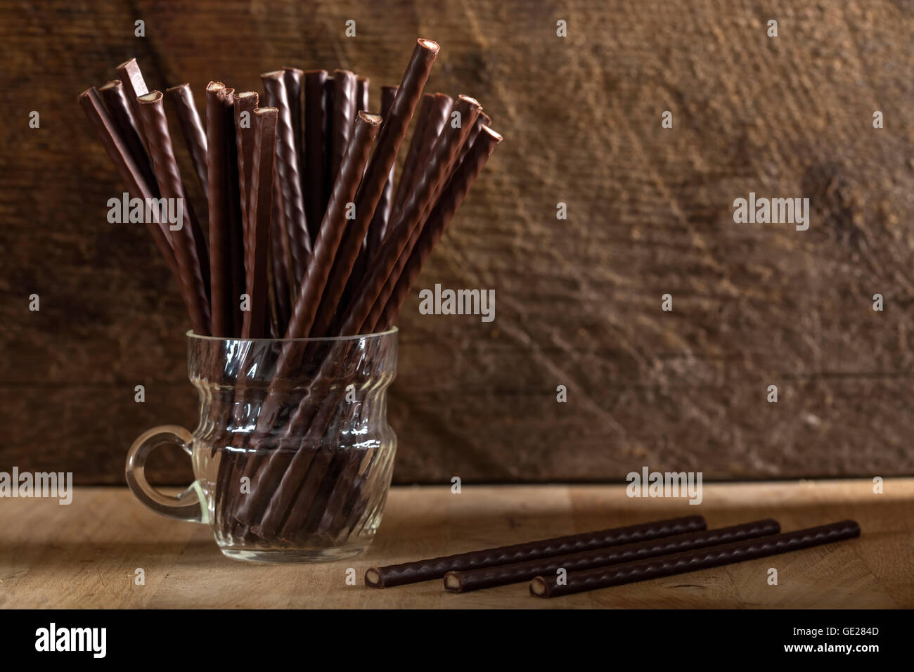 Bastoncini di cioccolato riempita con crema di menta in legno sfondo rustico Foto Stock