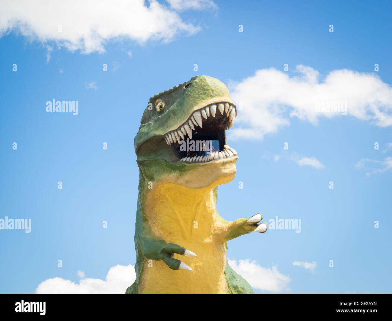Il più grande del mondo di dinosauro - un 82-piedi (46 m) Alta Tyrannosaurus rex - sorge sopra Drumheller, Alberta, Canada. Foto Stock