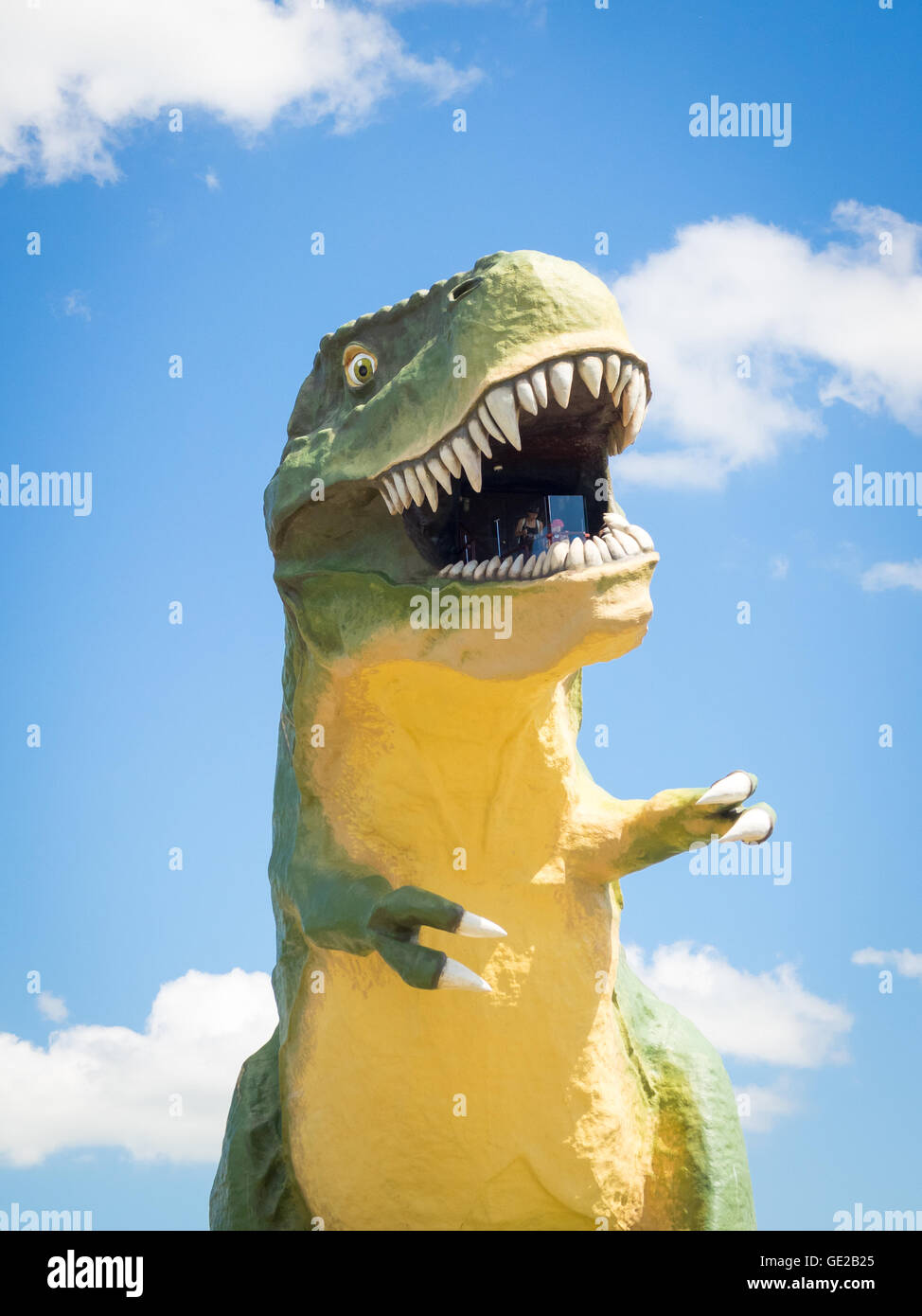 Il più grande del mondo di dinosauro - un 82-piedi (46 m) Alta Tyrannosaurus rex - sorge sopra Drumheller, Alberta, Canada. Foto Stock