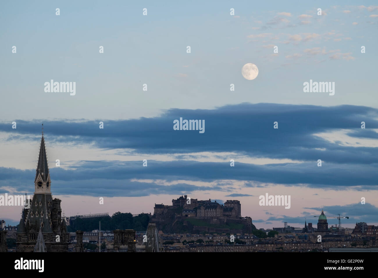Inizio serata luna piena sul Castello di Edimburgo, Scozia Foto Stock