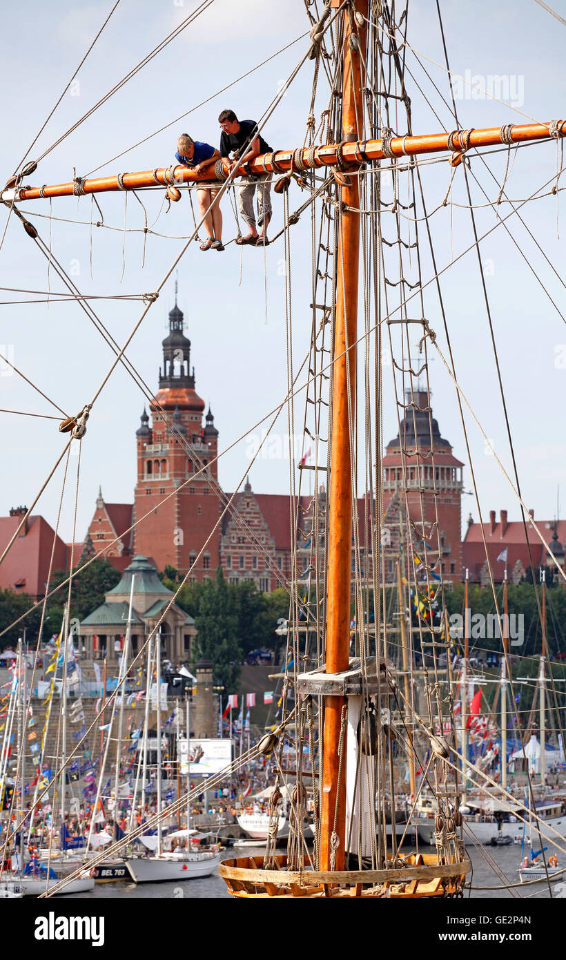 Szczecin, Polonia - Agosto 13, 2015: marinai sul montante clearing vele durante la TALL SHIPS REGATTA 2015 Finale di Szczecin. Foto Stock