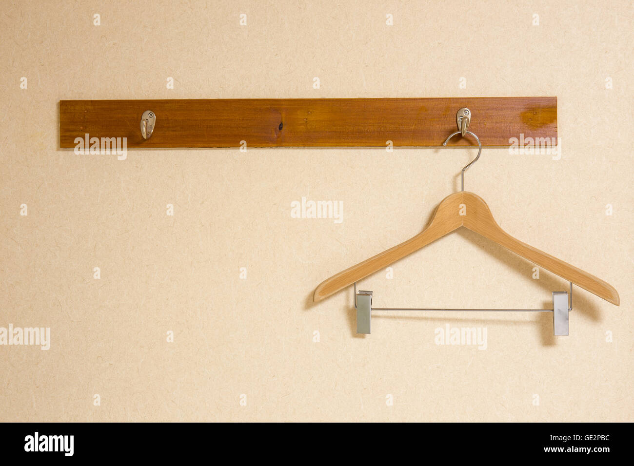 Abbigliamento gruccia sul marrone parete in legno Foto Stock