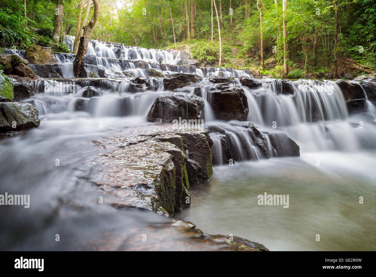 Bella deep forest a cascata lan Sam cascata Parco Nazionale Saraburi Thailandia Foto Stock