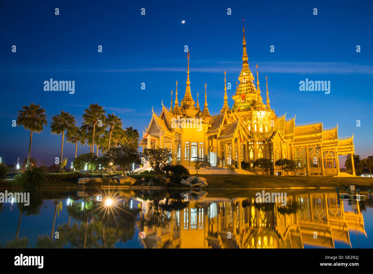 La bellissima golden tempio buddista in tempo di notte a Nakhon Ratchasima Thailandia Foto Stock
